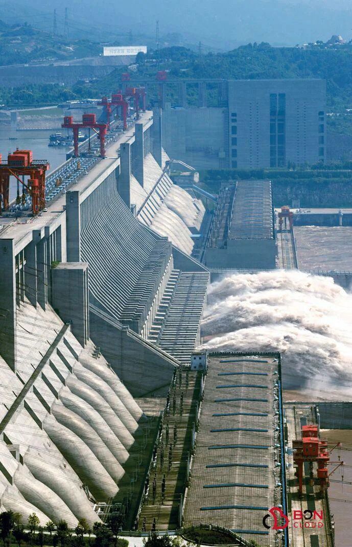 💥#三峡大坝 规模巨大,减缓了 #地球自转
👉 使我们的一天增加了 0.06 微秒 🕑
1️⃣ #三峡大坝 使地球自转减慢了0.06微秒,这一微小但可测量的效应已被 #NASA 证实。
2️⃣ 通过容纳393亿立方米的水,三峡大坝改变了地球的质量,增加了地球的惯性矩,从而略微减慢了自转速度。
3