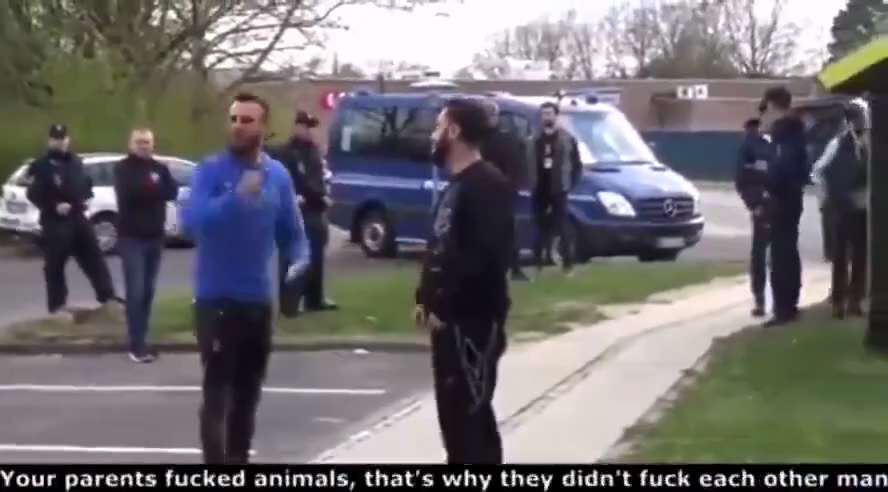 巴基斯坦移民嚣张地对丹麦男子说：

“我们有5个孩子，而你有1或2个。10年后，这里的巴基斯坦人将比丹麦人多。

丹麦人只有500万，你们很快就会被消灭，而我们正在接管你的国家。”

这可悲的现实正在...