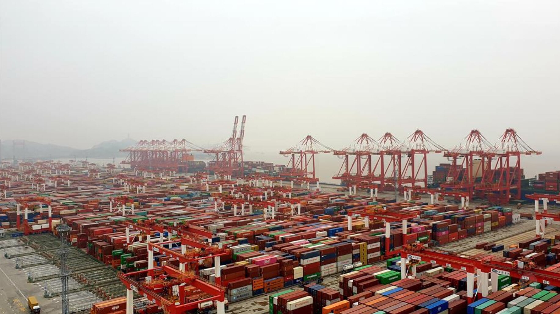 义乌因贸易政策影响出现重大企业倒闭潮

义乌，作为全球最大的小商品批发中心，被称为“世界超市”的中国重要城市，正经历一波企业倒闭和运营暂停的浪潮。这一下滑源于近期关税政策的变化，严重影响了出口。

根...