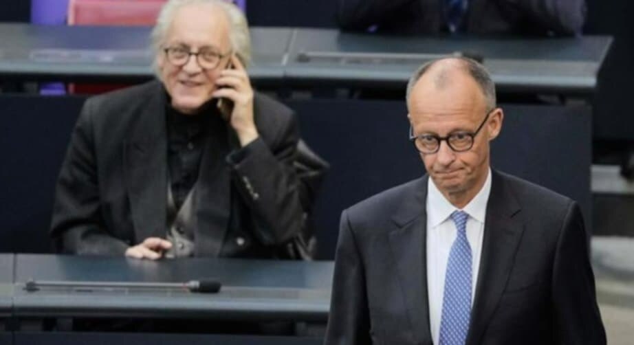 Heute mal ein Foto aus dem Bundestag.

Qualvolle Stunden im Plenum.

Ewig lange Sitzungsunterbrechun...
