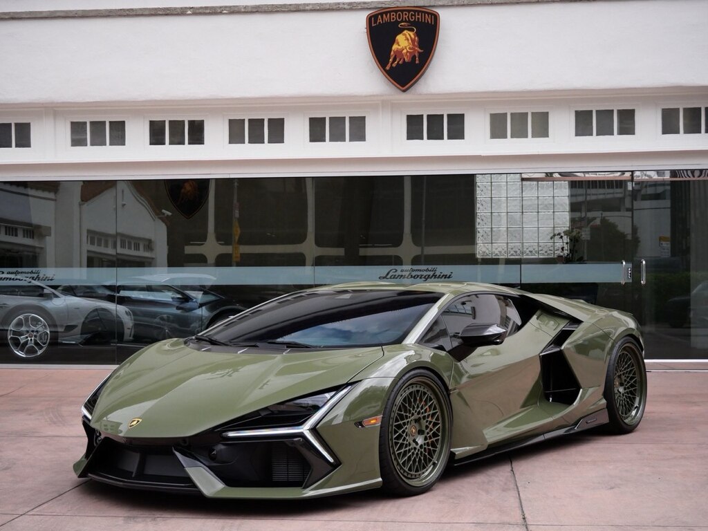 这是一台2024 Lamborghini Revuelto，我看了以后很喜欢，也是七哥喜欢的颜色。于是我今天决定，未来TDCCP升值的钱，买一台放在我的名下，并且完全归七哥个人使用。
