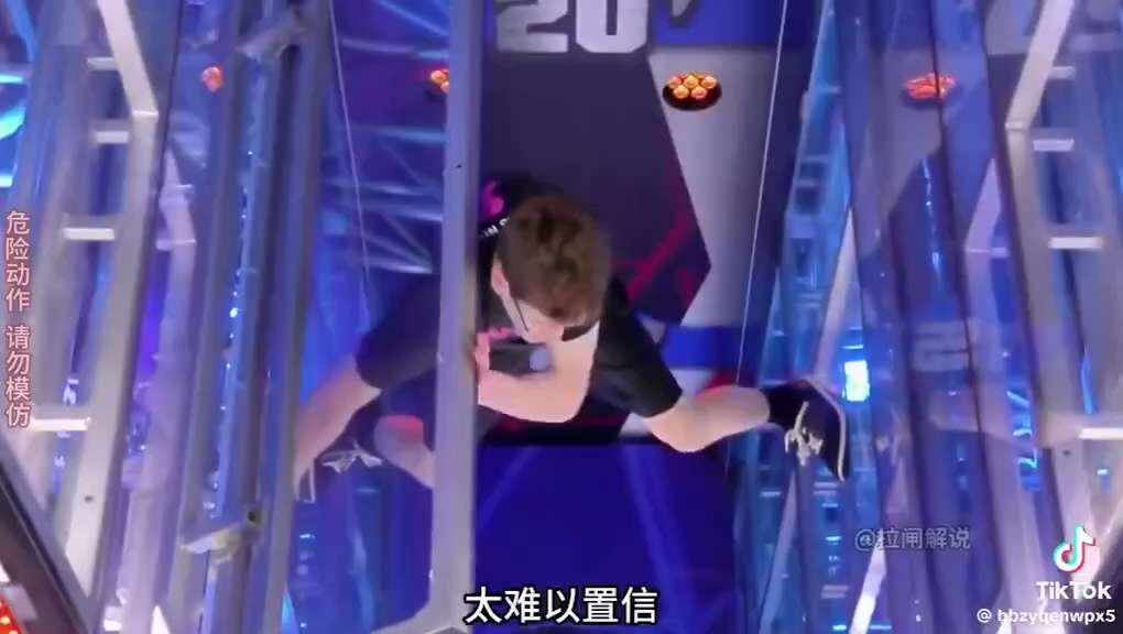 16岁的“文弱书生”通关成功，获得百万美元大奖。
The 16-year-old "weak scholar" successfully passed the level and won the mi...