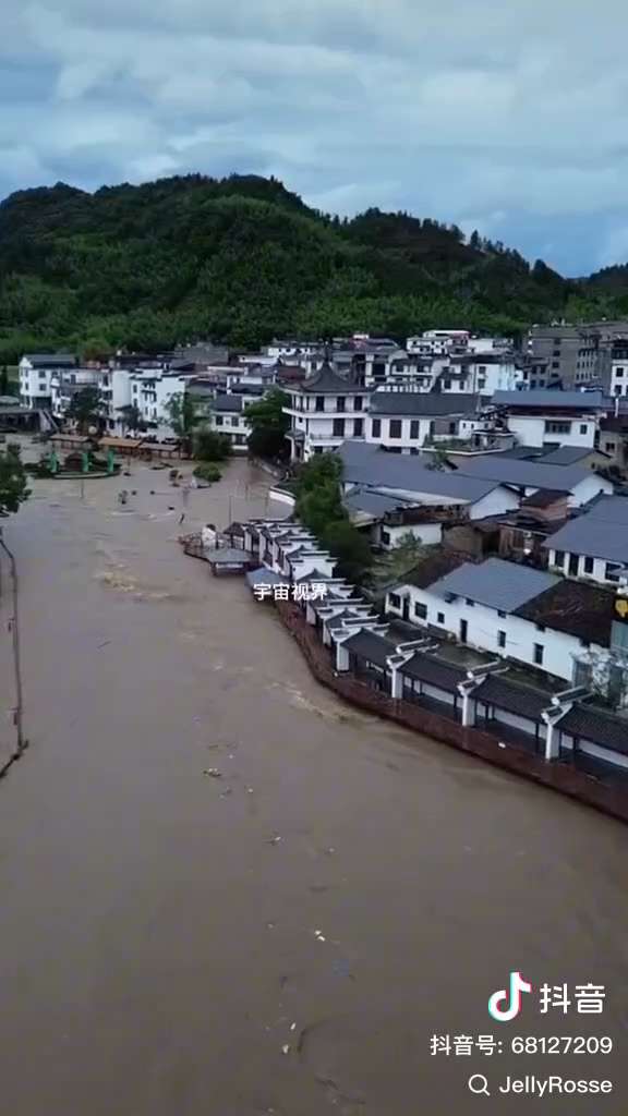 2025/6/28 贵州榕江显，Rongjiang county . Guizhou . 

车里还有人 。 