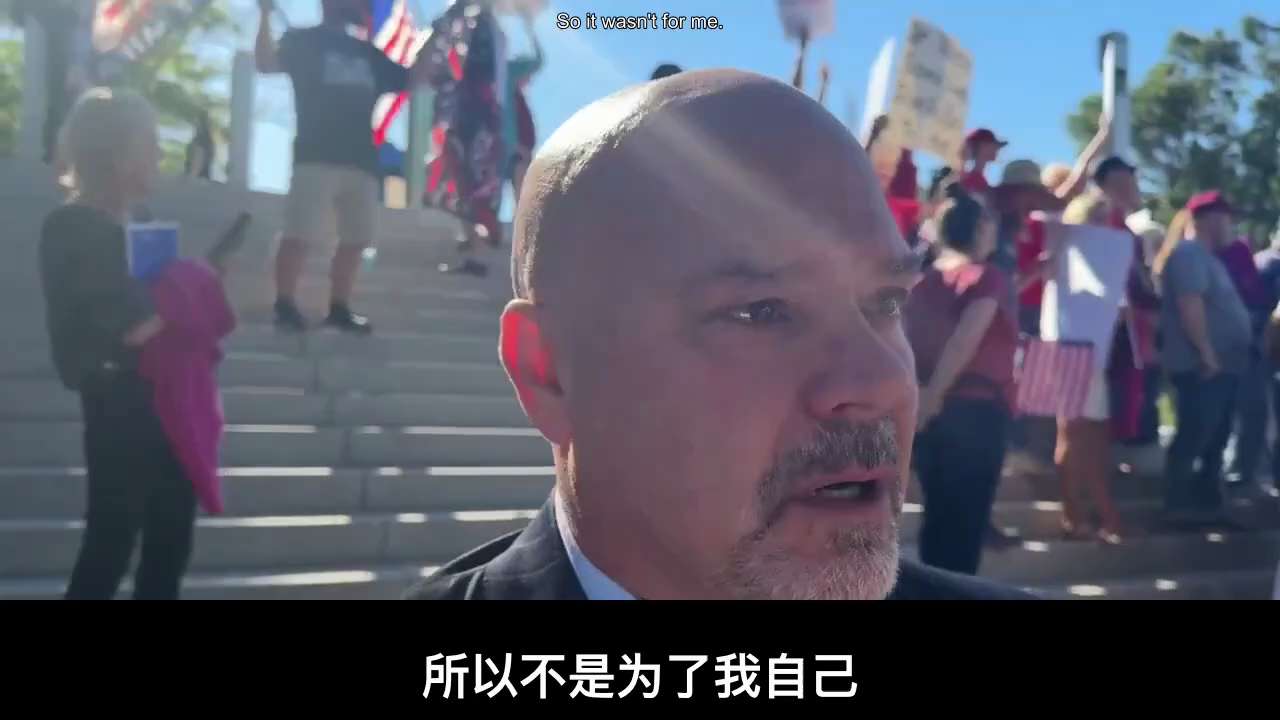 “我做了正确的事……”

情绪激动的柯克·摩尔医生在法庭外受到支持者的欢迎，因为他因使用“盐水”而非致命的“新冠疫苗”而面临法律迫害。

帕姆·邦迪本可伸出援手，却选择站在那些散布致命疫苗谎言的人一边...