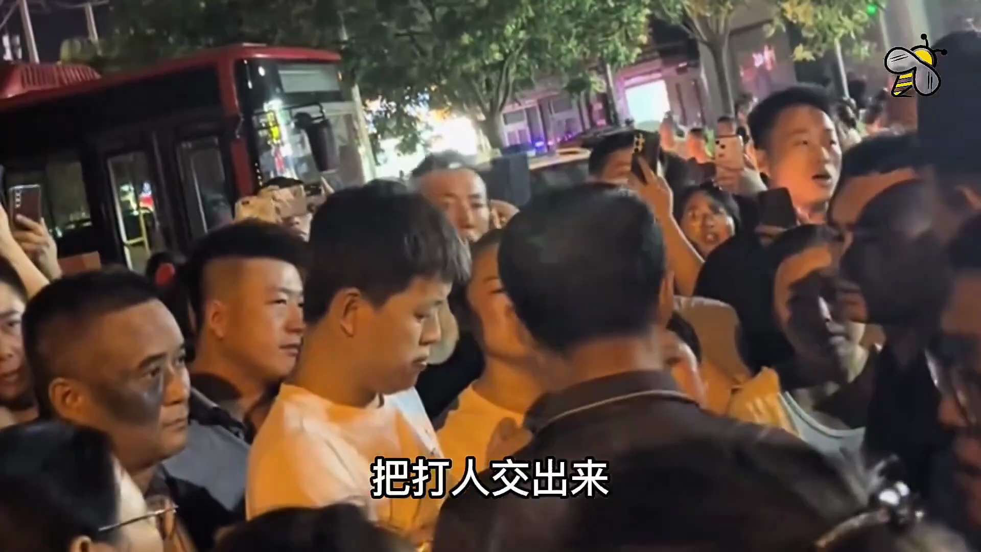 🔥墙内消息：#甘肃天水幼儿园铅中毒事件 （更新）家长堵路抗议，警察殴打抓捕维权者👮

1️⃣7月20日晚，甘肃天水麦积区褐石培心幼儿园家长发起 #维权行动。
🔴堵塞成纪大道东路，抗议者遭警察殴打...