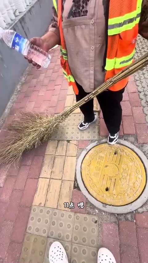 山东某县城环卫工人的“购买力”，辛苦一月仅1200元的微薄薪资，在昂贵物价面前几乎不堪一击。

这一切灾难背后的根源就是苏联来的中国共产党， 中共建立的中华人民共和国的前身就是中华苏维埃共和国， 真正...