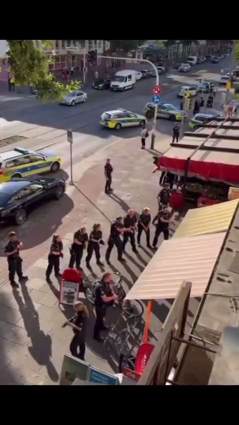 Naja ist halt kein „Corona“ Demonstrant 💯🤮🤮🤮Mehr als 10 Polizeibeamte waren nötig, um gestern Ab...