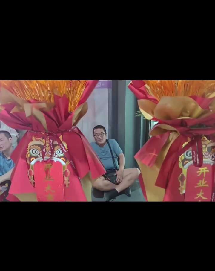 继卖假货之后又裁员，#习近平 的 #供销社 继续打脸习近平‼️
1959年成立的中共供销合作总社旗下上市公司 #供销大集 集团（原名西安民生）开始裁员。员工在陕西门店堵门抗议，高喊“非法裁员！有趣的是...