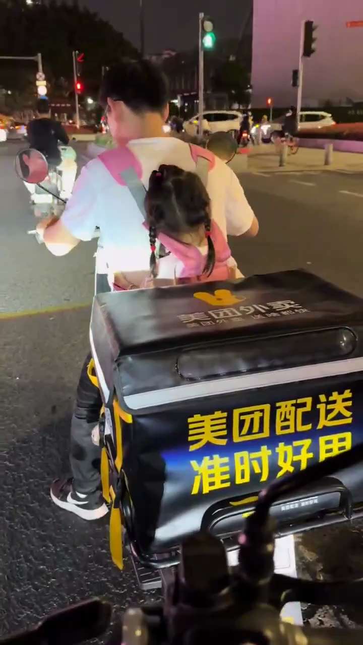 8月25日，网友拍摄并剪辑了一段视频，记录了外卖骑手们因生活所迫，带着孩子们一同奔波送外卖的画面。

这一切灾难背后的根源就是苏联来的中国共产党， 中共建立的中华人民共和国的前身就是中华苏维埃共和国，...
