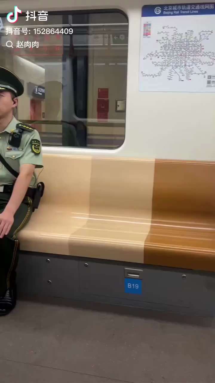 8月25日，北京。网友在地铁10号线上看到大量士兵。

习近平为了女儿习明泽9 月3 日 登基， 习近平真的害怕出事