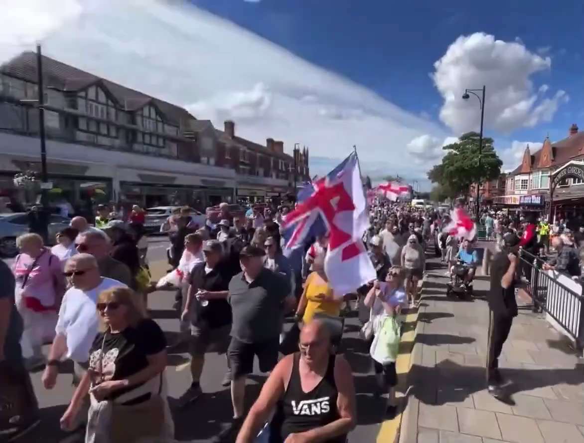 【美国之声--受美国驱逐非法移民的影响，本周末世界各地爆发反大规模移民的抗议活动】2. 英格兰斯凯格内斯（Skegness）举行了和平游行，反对大规模移民。

#反大规模移民的抗议活动 #英格兰 #美...