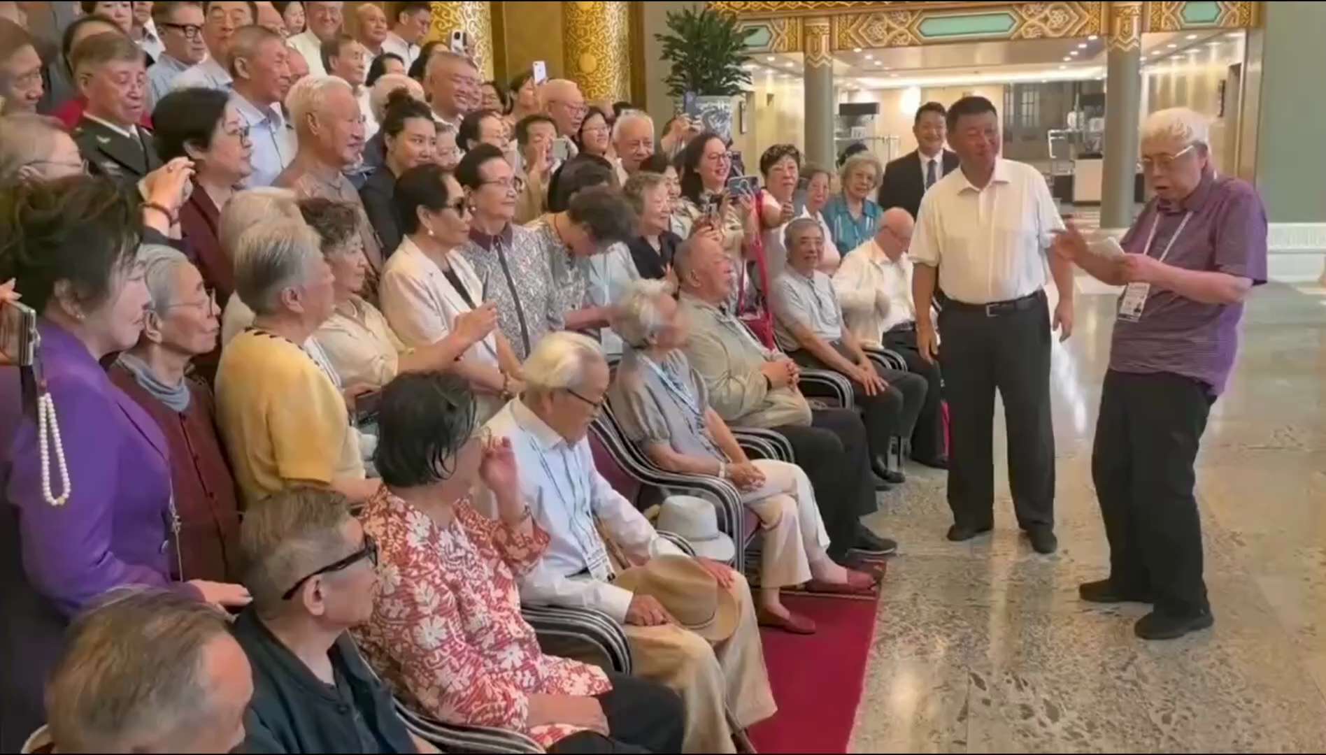 习近平邀请开国元勋（上将以上）家庭每家出一人上观礼台观看阅兵，阅兵结束后，习远平代表习近平宴请这些红色贵族并合影，这是陈毅元帅的儿子陈昊苏在赞美习近平阅兵，他忘记了他的弟弟陈小鲁是怎么死的。红色贵族现...