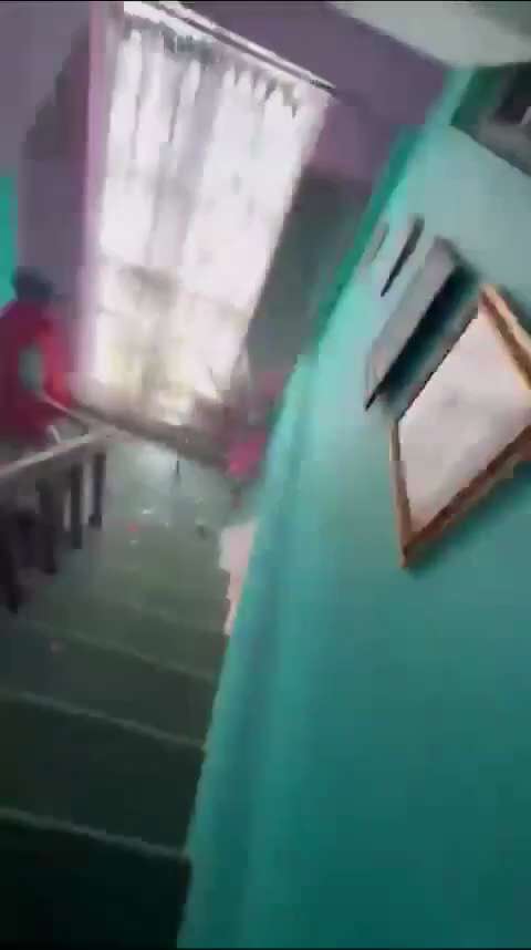 9月9日 愤怒的民众冲入尼泊尔总统的私人住宅，并将其照片扯下扔到地上。