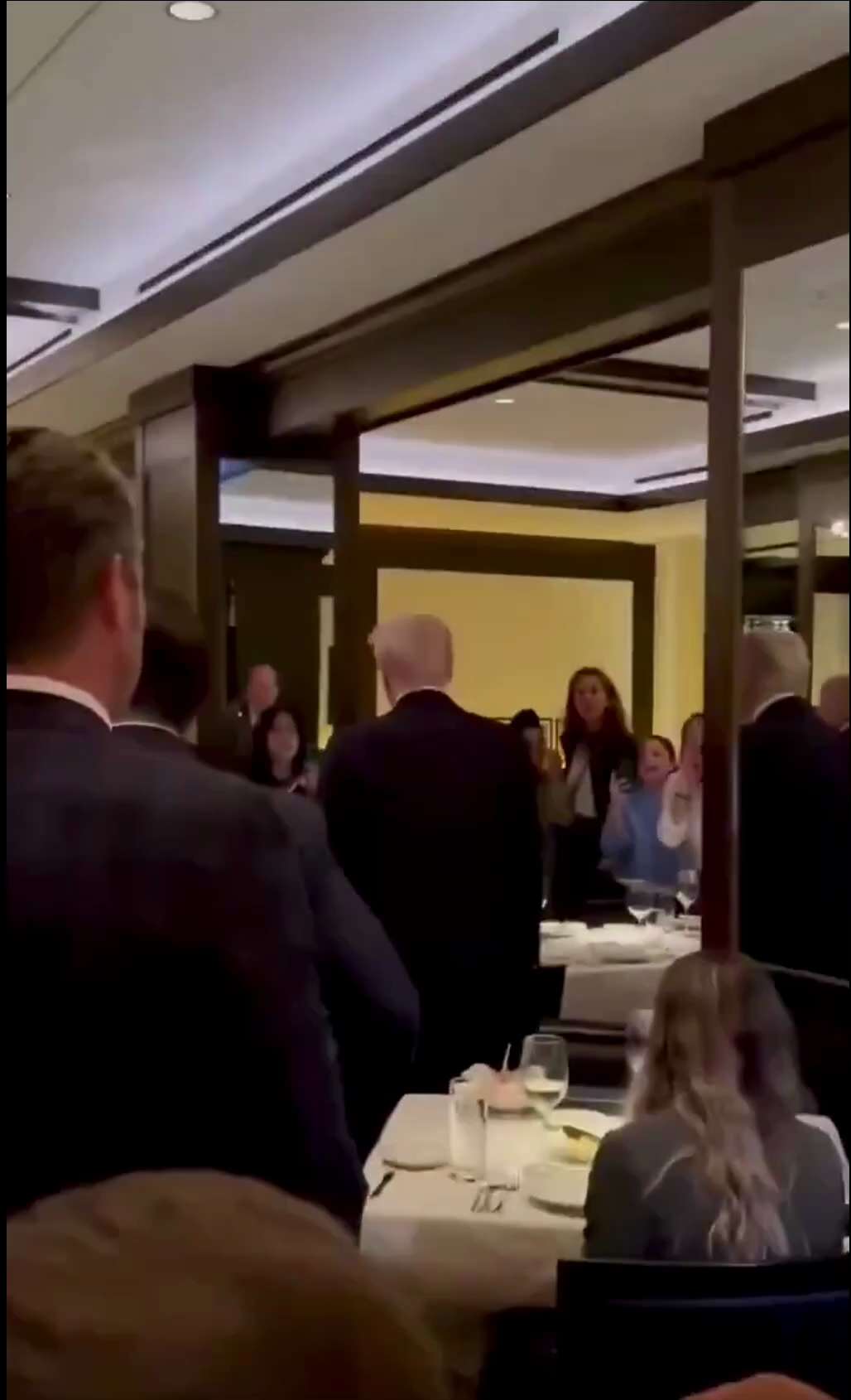 与中共有关联的活动分子在华盛顿特区突破了美国总统的安全保障——他们是如何得知的？

昨晚，与中共有关联的 CodePink 活动人士在华盛顿特区共进晚餐时，距离美国总统、副总统、国务卿和战争部长只有几...