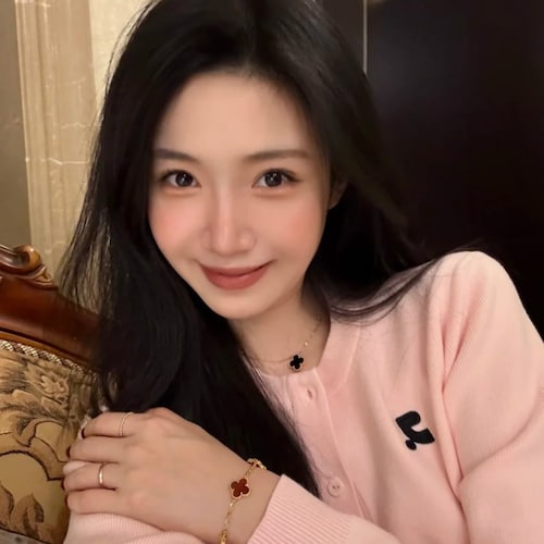 A woman who really enjoys Coffee and loves Cooking I Gardening I Drawing