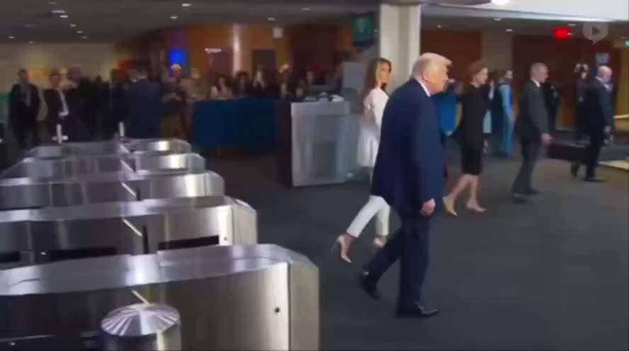 【美国之声-联合国的待客之道】2025年9月23日川普总统出席联合国大会。 当川普总统与第一夫人抵达联合国时，扶梯在他踏上去的那一刻停止了运行；当他走上讲台准备发言时，提词器也在那一刻停止了工作。

...