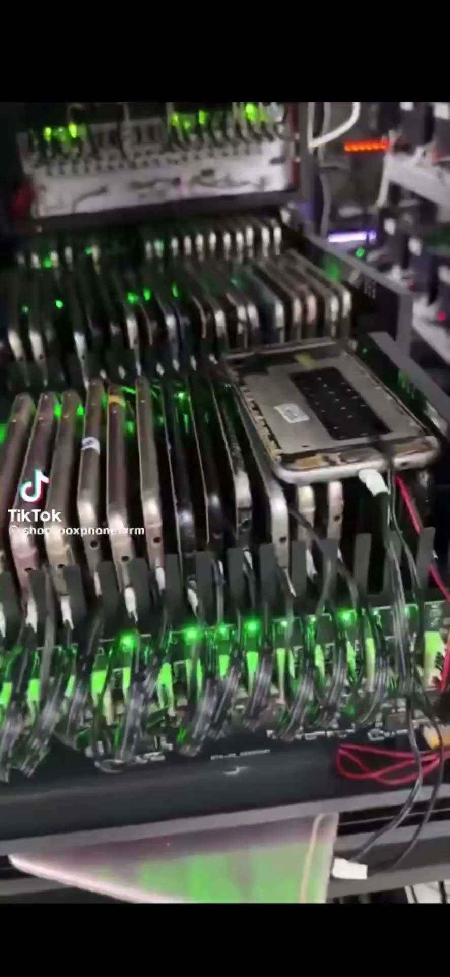 🚨🇺🇸#特勤局 在纽约地区捣毁了一个由 300 多个 SIM 服务器和 10 万张 SIM 卡组成的网络🛜
👉这些服务器和卡能够破坏电信系统并进行匿名电话攻击
👉特勤局在世界各国领导人抵达...