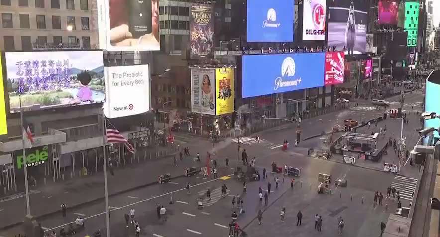 2025/9月27日，网友们在纽约的时代广场投屏“ #于朦胧冤”。
由于投屏公司不给出现于朦胧的名字、照片和任何相关文字，网友们不得不用藏头诗斜藏的方式。

On September 27, 2025...