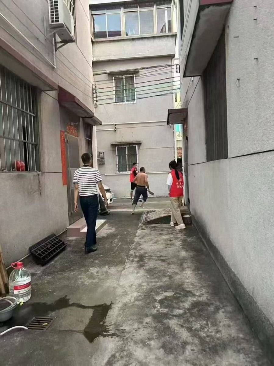 2025/9月27日，广东省江门市新会区中心南路，网传因应对肯亚热疫情，防疫人员将一居民供奉神台中的杯水倒掉，引发居民不满，持刀追砍防疫人员。

On September 27, 2025, on C...