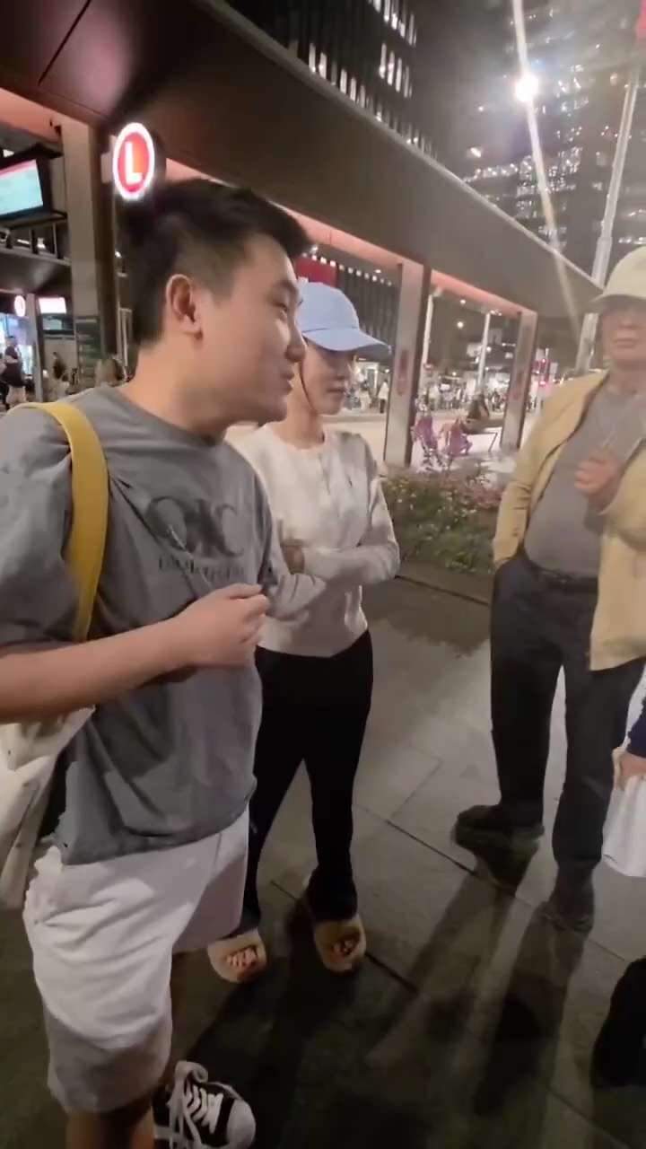 悉尼Townhall闹剧：粉红高喊“习近平万岁”，自曝军二代背景遭讽刺

10月1日晚，悉尼Townhall的集会现场出现几名粉红，与抗议者争辩时竟高喊“习近平万岁”。其中一男子自称“姥爷是西藏军区将...