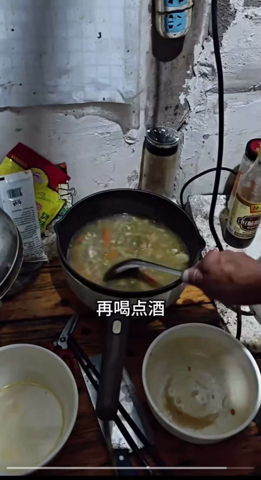 2025/10/2 上海 街头一位81岁的拾荒老人 一个月退休金65元 ， 租着700 元的房子。
苏俄扶持的傀儡- 中共奴役殖民中国人民 

2025/10/2 An 81-year-old sca...