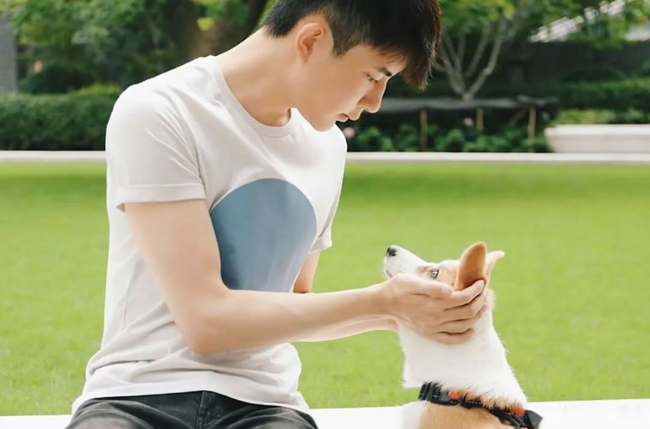 中共的逻辑是 它们是统治阶级 其他人是被统治阶级， 你的一切都是它的， 一切都是党的 爹亲娘亲不入党亲， 所以除了有红色生殖器关系， 其他都是奴隶， 所以你看得出它们这帮红三代四代红毛的傲慢 冷酷， ...