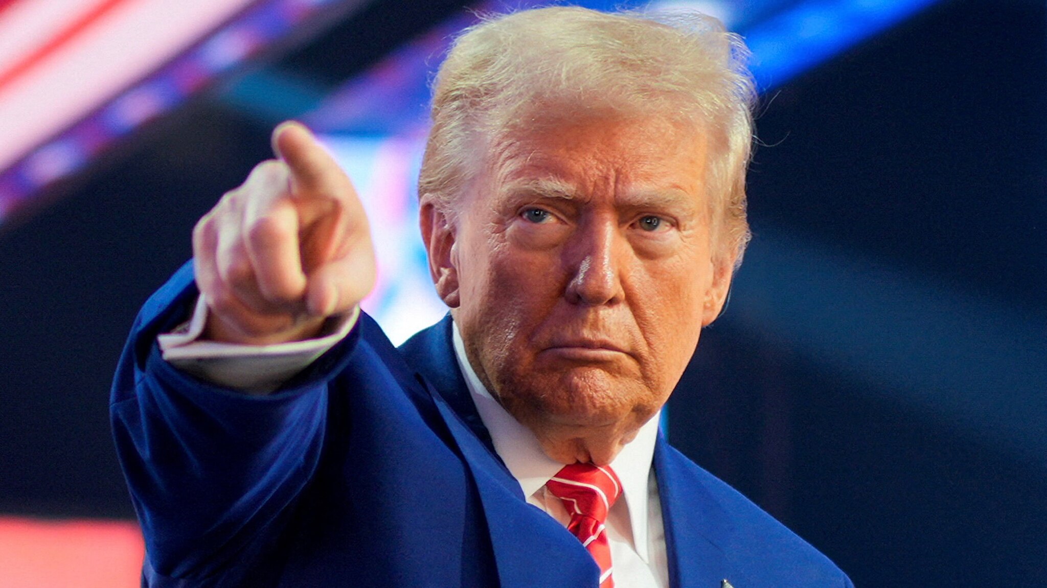 还有1个小时，美国总统终于要和释放生物武器病毒、操纵美国大选、威胁全球安全与秩序、犯下种族灭绝危害人类罪的跨国犯罪组织、恐怖分子、邪教组织头目——中国共产党 #习近平 会面啦！看看能达成什么交易！会不...