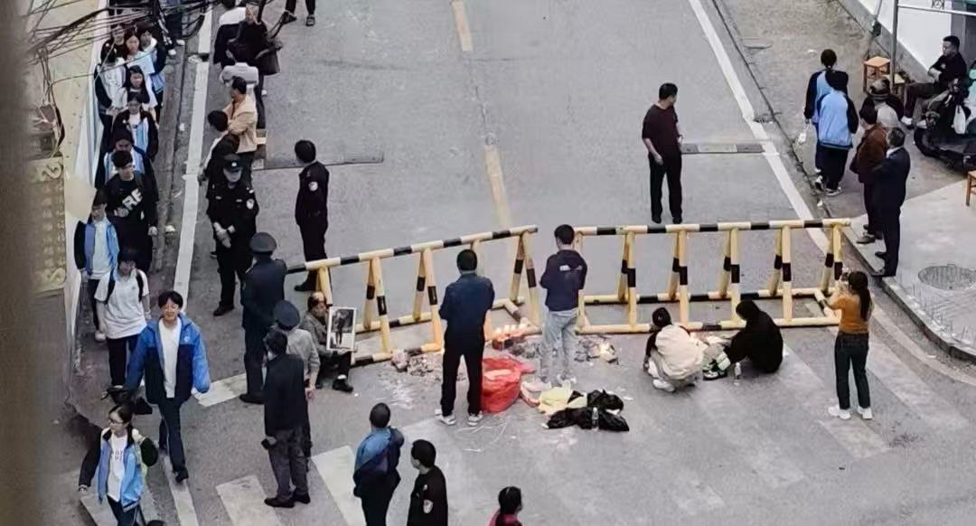 2025年10月22日， 湖南株洲攸县三中一名男高三生从教学楼五楼跳下自杀，该学生已于10月28日死亡。

死者生前成绩优越，存在心理问题，正在进行心理辅导治疗，并已对校方公开自身情况。有知情人称，直...