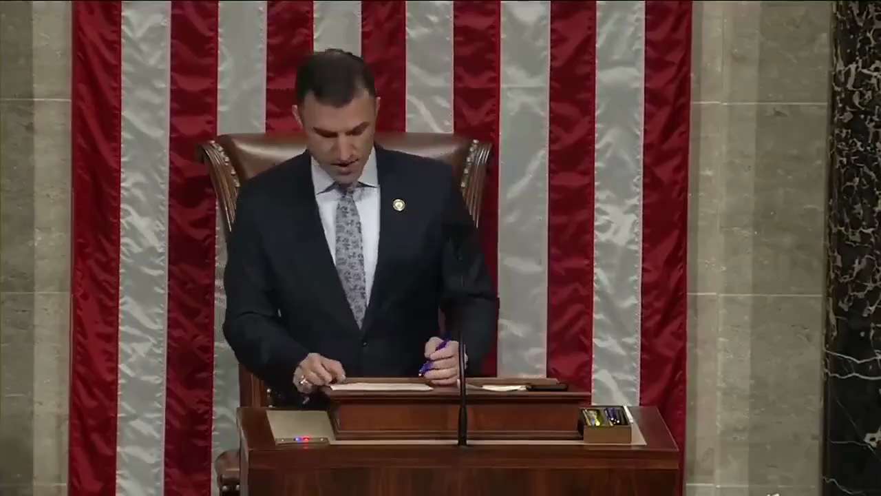 【美国之声--众议院通过法案，结束联邦政府停摆】2025年11月12日X上的账号 Rapid Response 47：

众议院刚刚正式通过法案，结束联邦政府停摆。

川普总统将于今晚美东时间9:45...