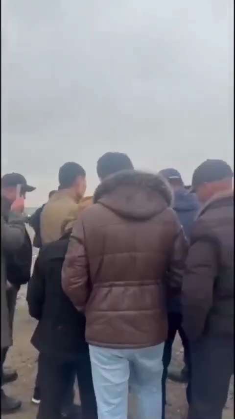 中共厉害吧。 所以不要以为中共只在中国作恶， 一带一路就是给你一根带子送你上路，你在你的国家烧邪教组织头目的照片、 你们的政府会抓你。 想想看吧

2025年11月14日，据法广报道，哈萨克斯坦爆发一...