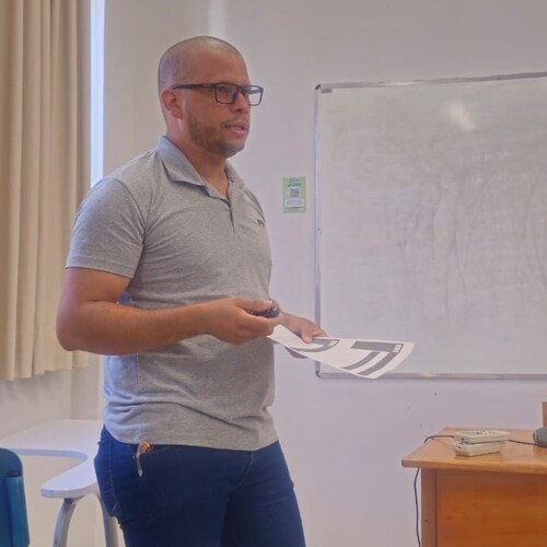 Católico, Conservador e Professor de Matemática.