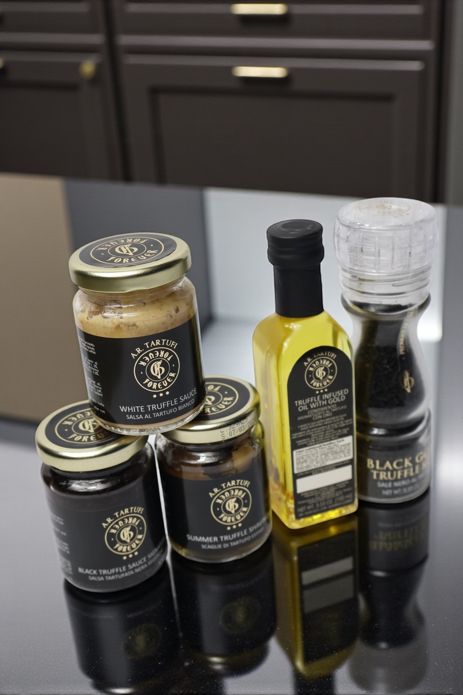 这次推出的 高级松露调味品，真的让日常也能轻轻松松吃到 “高级食材的味道”～😋

✨松露酱：
早上涂在面包、水煮蛋上；
拌饭、拌面、拌蔬菜直接吃就很好吃；
做汤的时候加一勺进去，鲜味马上提升。

✨...