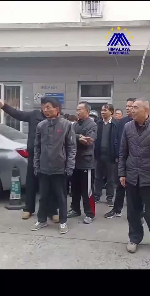 編號：3️⃣7️⃣3️⃣
【中共乱象】今天上海虹口区发生的政府暴力镇压小区居民事件。海军派出防爆军人 和上海居民 混战； 踩踏事件； 地点： 上海市虹口区海军基地家属院 ；广灵二路380弄； 2025...