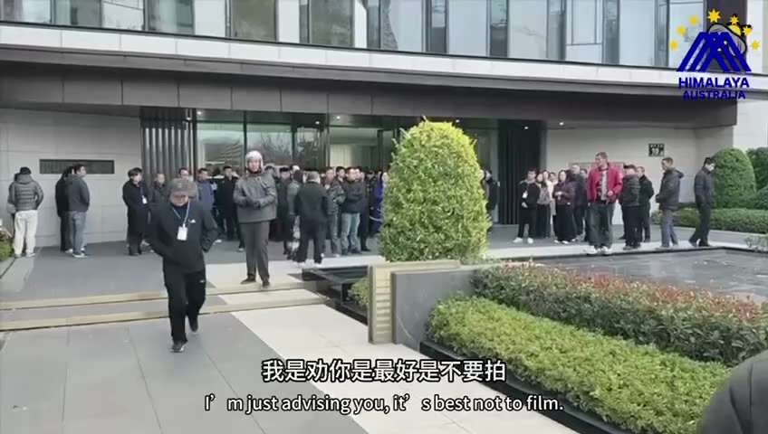 編號：3️⃣7️⃣5️⃣
【中共乱象】房产证挡不住警察暴力：江西上饶社区强占小区大门（2025.12.04）」2025年12月4日，江西上饶汇佳学府名郡小区爆发了一起基层权力侵犯业主共有产权事件。当日...