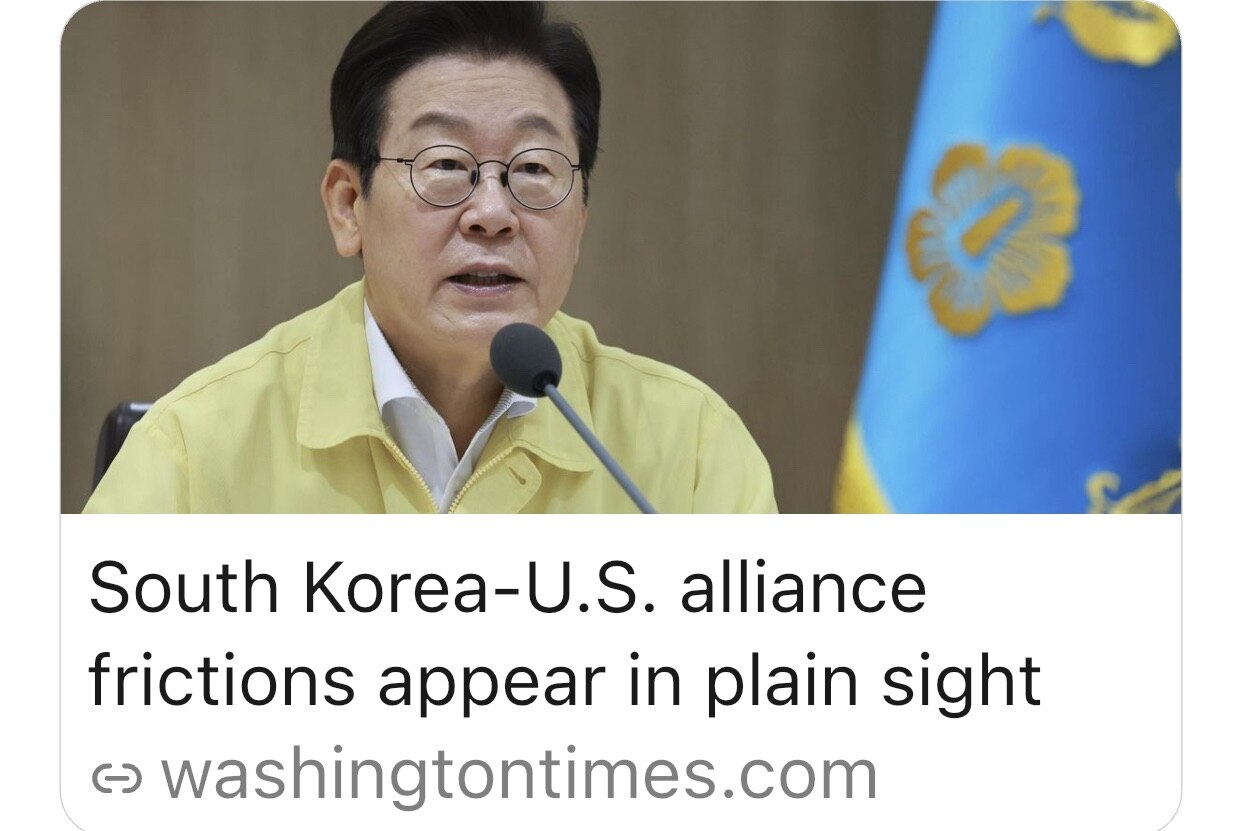 【美国之声—美韩联盟摩擦显现】2025年12月12日《华盛顿时报》：近期美韩同盟出现明显摩擦，

1. 在战时作战控制权（OPCON）移交问题上，韩国总统李在明推动在 2030 年其任期结束前完成移交...