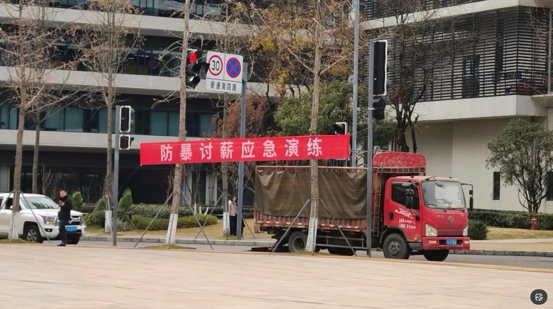 中共多地警方举行“防暴讨薪应急演练”。中共的枪口一直就是对准老百姓的，它不去解决欠钱的人，却专门对付讨薪的底层民众！

#中共乱象 #三票先生 
