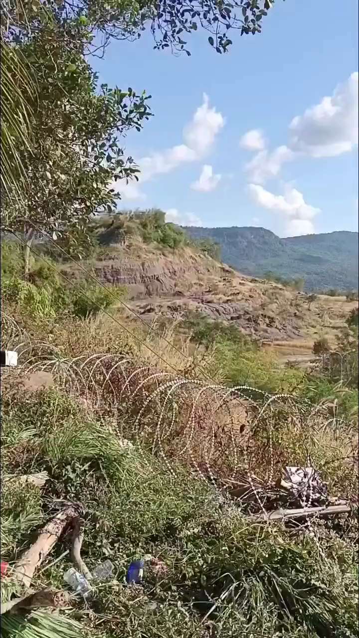 🔥🇹🇭泰国继续增兵，专打柬埔寨“中资电诈园区”！

据前线消息：
🇹🇭视频中的地方是一个马鞍海峡的地方。泰军已经控制了柬埔寨边境一处 #原赌场、电诈园区——几天前这里刚被F-16空袭，如今：...