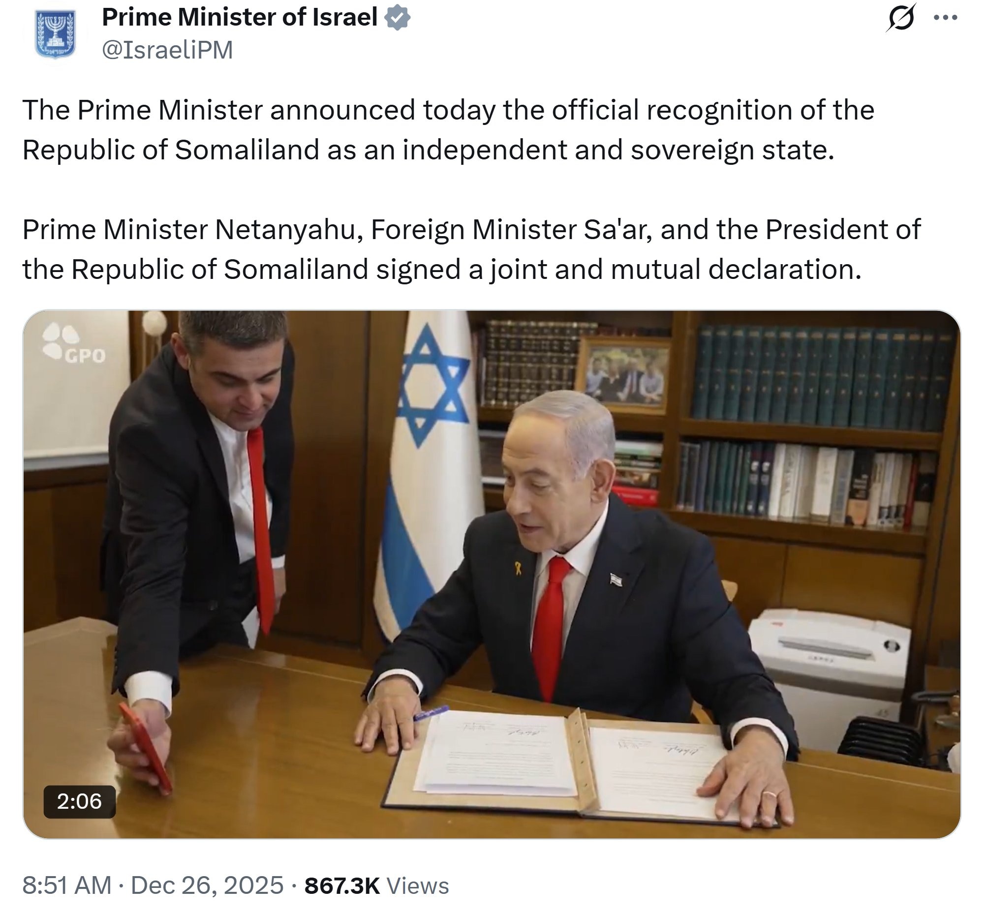 【美国之声--索马里兰扼住吉布提】2025年12月26日以色列第一个正式承认索马里兰国。 索马里兰的柏培拉（Berbera）港位于红海要冲（图右），能够扼住吉布提。 

索马里兰1991年宣布独立，是...