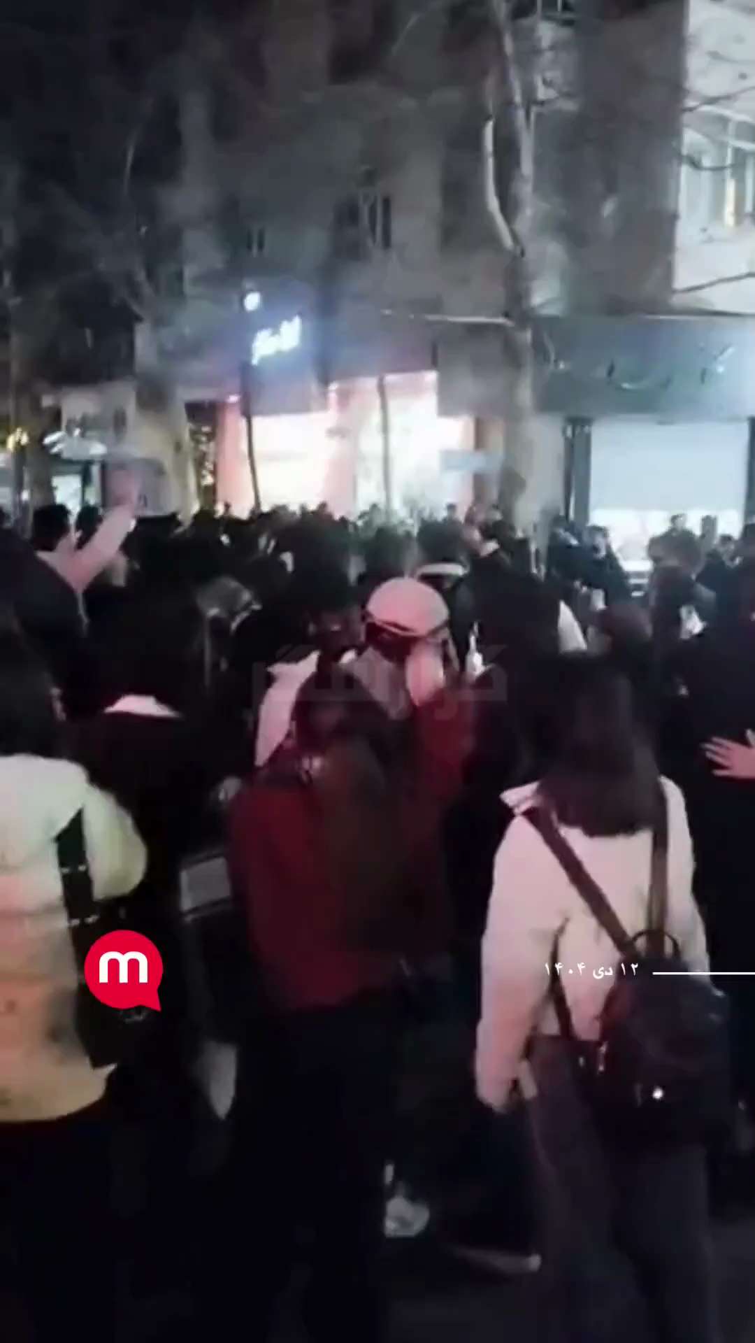 【美国之声--年轻人一无所有，所以敢于推翻现任政权】伊朗此次的大规模抗议中， 学生、年轻人、年轻妇女迅速成为主力。 他们一无所有，所以敢于走上街头推翻现任政权。 看看失业率数据：

2024年伊朗年轻...