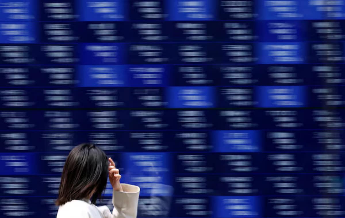 At the Asian open, oil prices continued to fall, with WTI crude sliding to $56.48 a barrel and Brent...