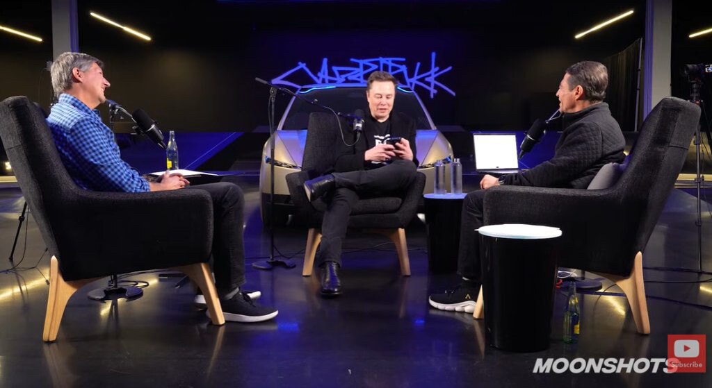 #马斯克的奇点预言 #别再为退休存钱了 #我不太明白为什么现在还有人会上大学
在德州奥斯汀占地 1150 万平方英尺的特斯拉超级工厂里，Elon Musk 说出了一个让在场所有人都沉默的预测：我的预测...