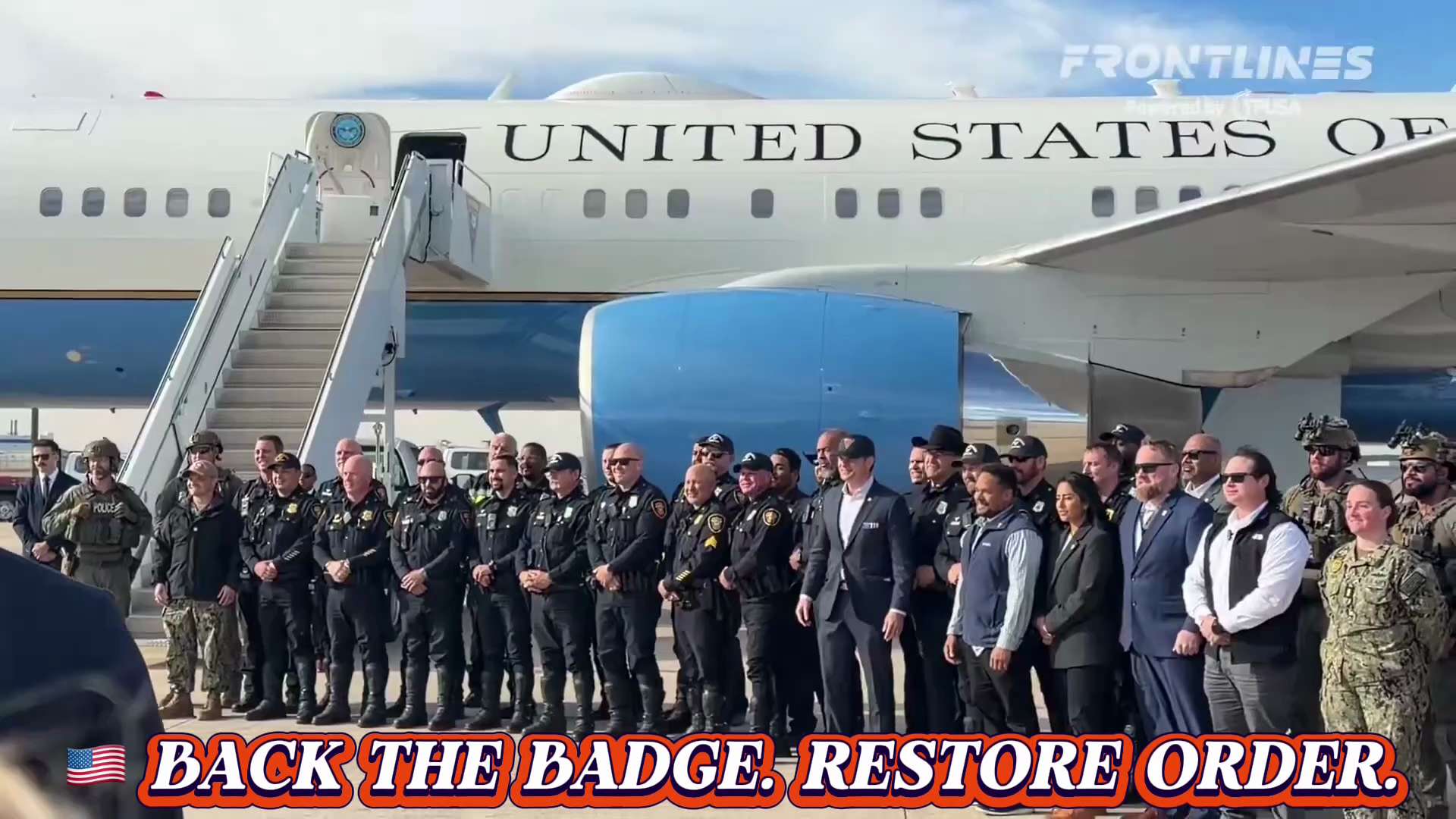 🇺🇸 I’m in tears. Secretary of War Pete Hegseth taking a photo with LOCAL POLICE.
Law enforcement i...