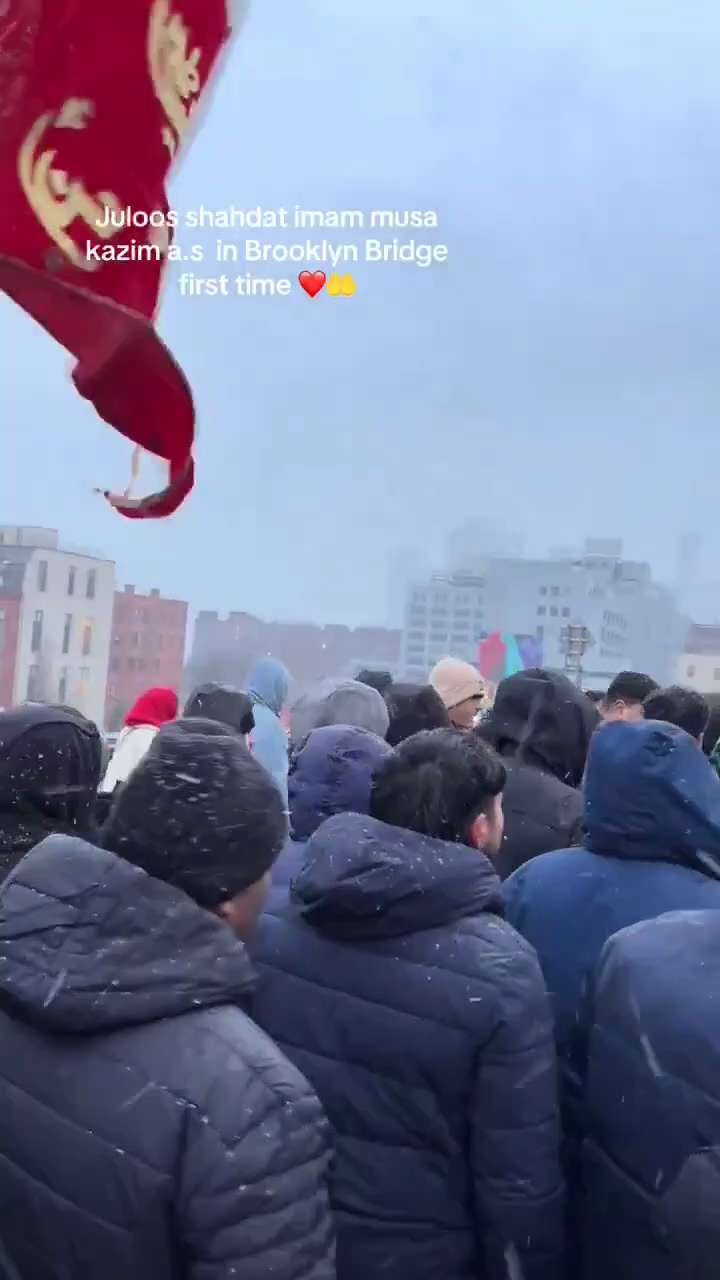 😡😡😡
Nope this isn’t London.

It’s actually the World Famous Brooklyn Bridge in New York.

America...