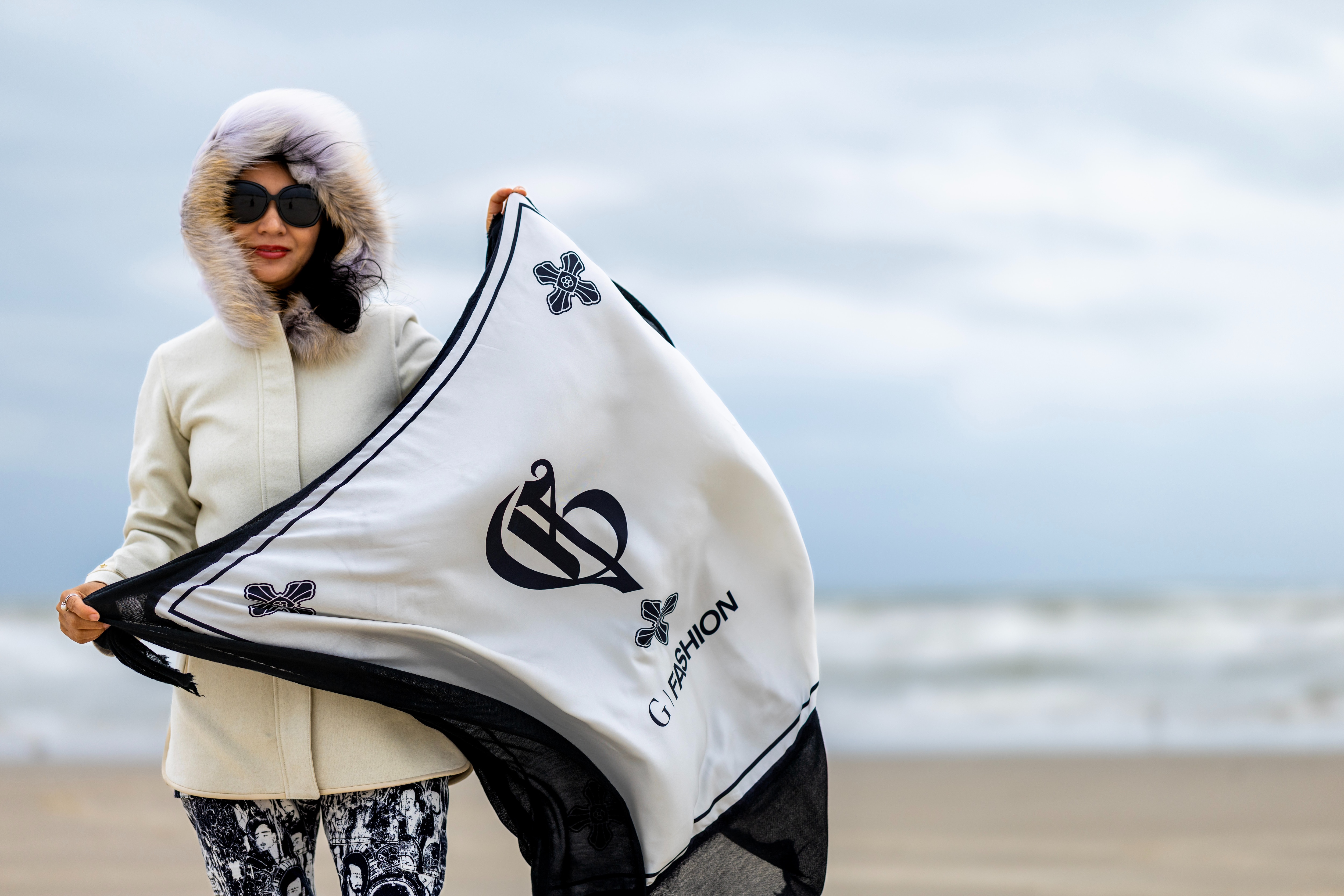 今天的海边，天色是高级的莫兰迪灰。
海风带着凛冽的寒意，扑面而来...

但，唯有被G|Forever包裹着，
那是剪裁利落的线条，是顶级面料的触感...

它将所有的阴冷潮湿，
都稳稳地挡在了一米之...