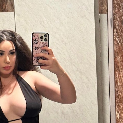 A pregnant woman woke up🤰🏻and goes out of her room.She goes to the fridge and😋opens a can of tuna...