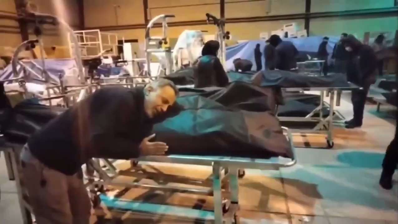 伊朗，18岁的学生，最后一次在父亲的怀中。