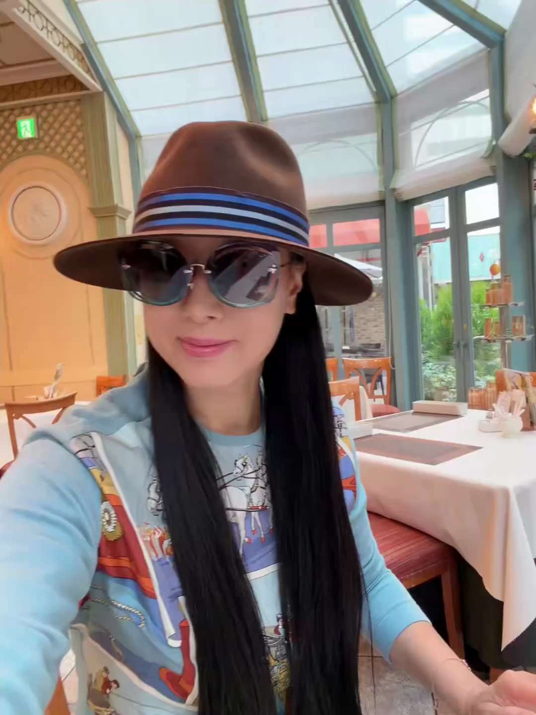 《候佳音》

寒灯静对漏声长，
一盏清茶夜未央。
不问归期春几度，
但凭风信到回廊。

心随云影千山远，
梦入梅梢一点香。
此去若逢佳消息，
人间从此是晴光。