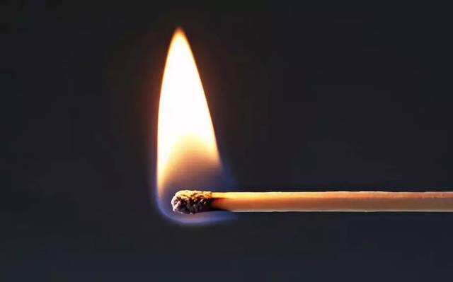 现在中国表面上风平浪静，但实则之需要一根火柴就能点燃整个中国，这一根火柴会是什么呢？
中共的内斗？
张又侠的部下倒戈？
经济衰败导致的民不聊生，银行倒闭暴雷，存款不翼而飞，民众维权？
还事学校的孩子失...