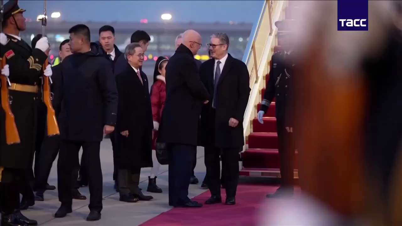 🚨🇬🇧🇨🇳 英国首相斯塔默已抵达北京。

他随行的还有大约60位商界人士，包括汇丰银行、葛兰素史克（GSK）、捷豹路虎和空中客车等公司的高管。他此行旨在吸引中国对英国的投资，并为英国企业进一...