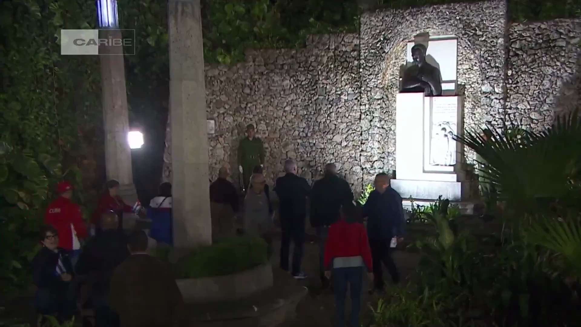 2026年1月27日晚，古巴出现大规模火炬游行，高喊“祖国或死亡，我们必将胜利。”🔥
这是古巴政府每年固定组织的“火炬游行”，
但今年还叠加了菲德尔诞辰100周年的政治动员。
在全国停电、粮食短缺、...